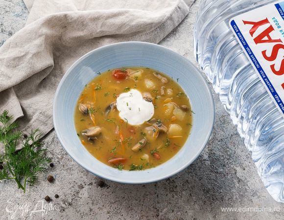 Готовый суп подавайте с зеленью и сметаной. Приятного аппетита!