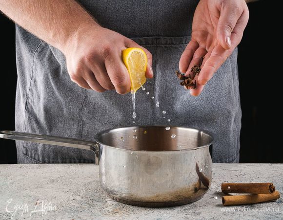 Добавьте специи и сок половины лимона.