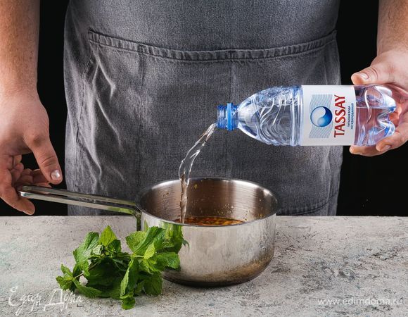 Добавьте немного негазированный воды Tassay и несколько веточек мяты, доведите до кипения и варите 10 минут.