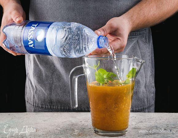 Перелейте остывший сироп в кувшин, добавьте веточки мяты и влейте газированную воду Tassay, перемешайте.