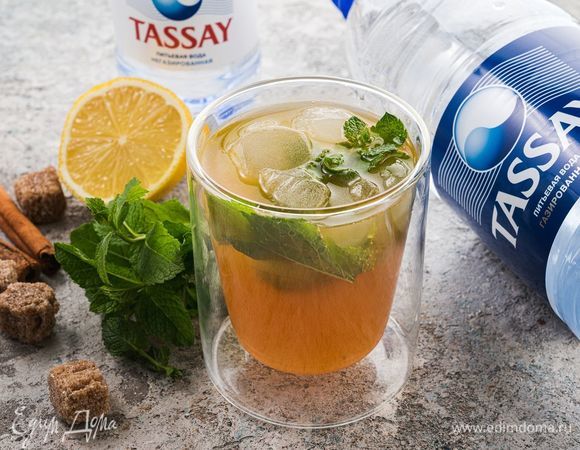 Подавайте этот освежающий напиток с кубиками льда.