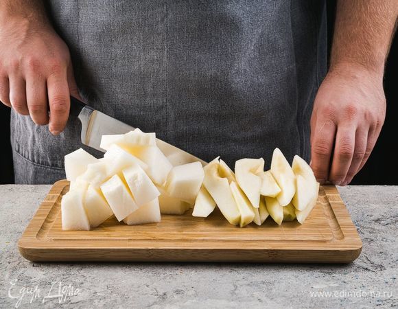 Дыню и груши очистите от кожуры и семян. Нарежьте дыню и груши на небольшие кусочки.