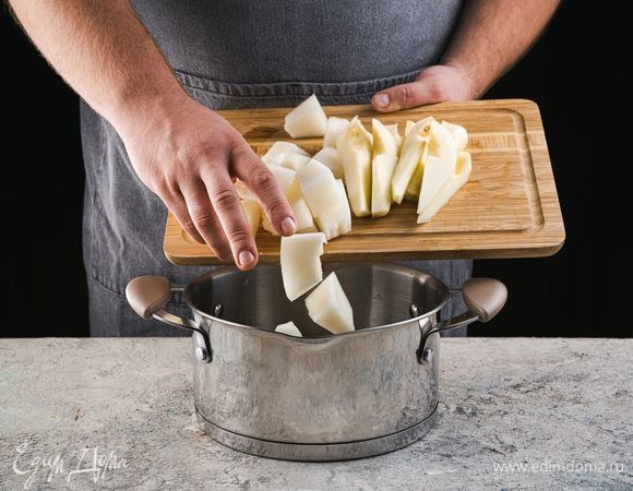 Добавьте в кастрюлю дыню, груши и доведите до кипения.