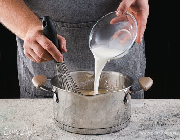 В горячее пюре введите крахмал, предварительно растворенный в воде, аккуратно помешивая.