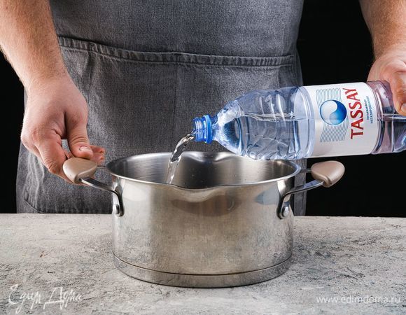 Налейте в кастрюлю 600 мл негазированной воды Tassay. 