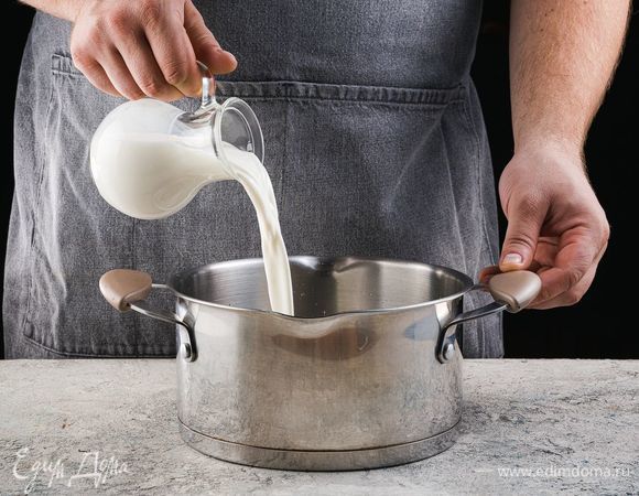 Добавьте молоко и вскипятите.