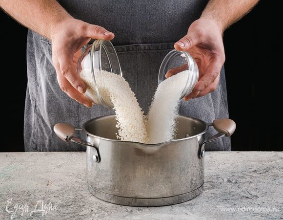 Добавьте рис, сахар и варите рис, иногда помешивая.