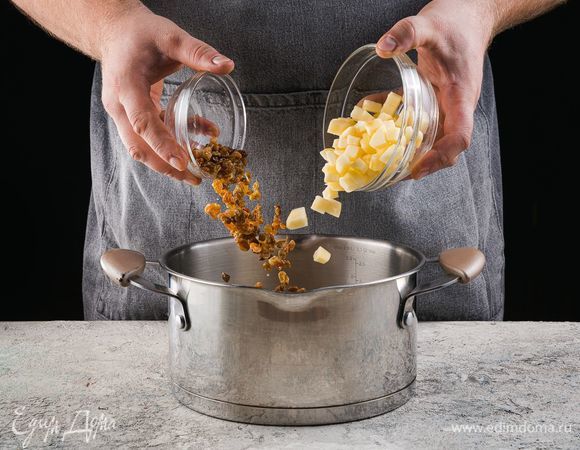 С яблока снимите шкурку и разрежьте на маленькие кубики. Добавьте в рис нарезанные яблоки, замоченный заранее в кипятке изюм. Варите до готовности риса.