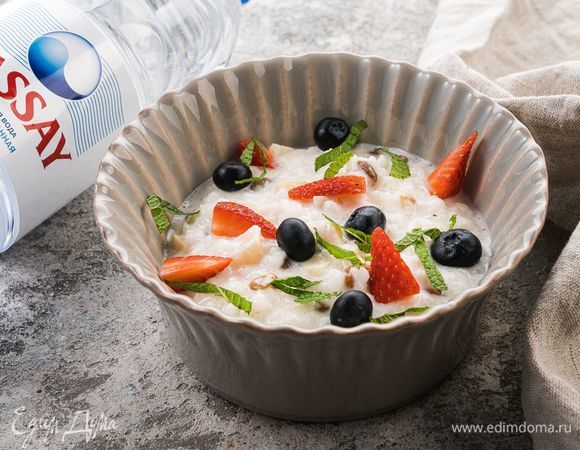 Перед подачей кашу можно украсить ягодами и листочком мяты.