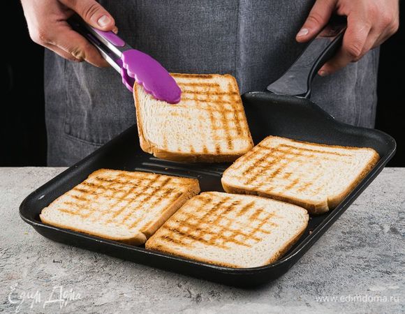 Подсушите хлеб на сковороде-гриль.