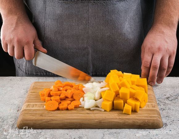 Нарежьте тыкву и морковь на небольшие кубики. Лук мелко покрошите.