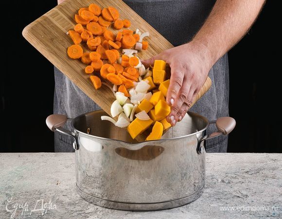 Добавьте в кастрюлю масло и немного обжарьте овощи.