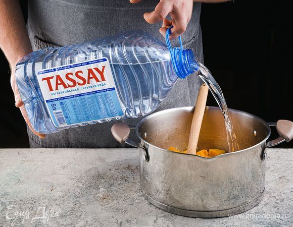 Влейте 2 литра негазированной воды Tassay.