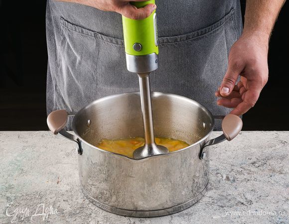 Когда тыква сварится, измельчите содержимое кастрюли в блендере.