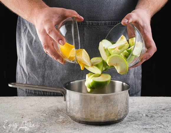 Яблоки тщательно промойте, разделите на 4 части, удалите сердцевину. Лимон тоже разрежьте на несколько кусочков.