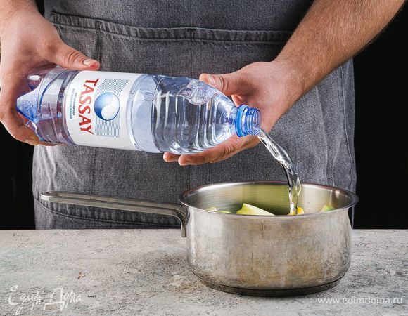 Выложите яблоки и кусочки лимона в кастрюлю, залейте негазированной водой Tassay так, чтобы вода накрывала фрукты.