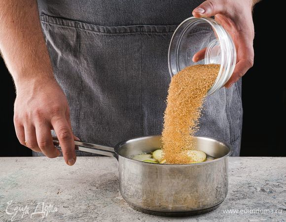 Доведите до кипения, добавьте сахар и варите 25 минут.