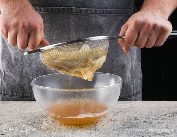 Разварившиеся яблоки и лимон протрите через сито.