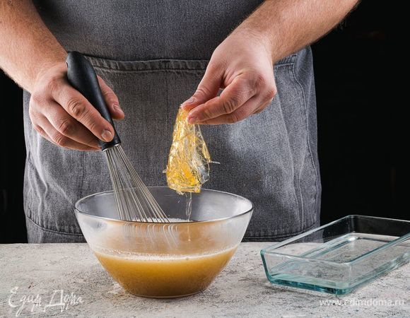 Добавьте замоченный заранее желатин в яблочный отвар, тщательно помешивая.