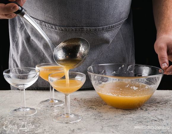 Разлейте желе по формочкам и поставьте в холодильник до полного застывания.