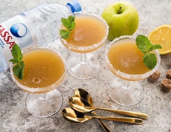 Готовое желе можно украсить веточками мяты и подавать.