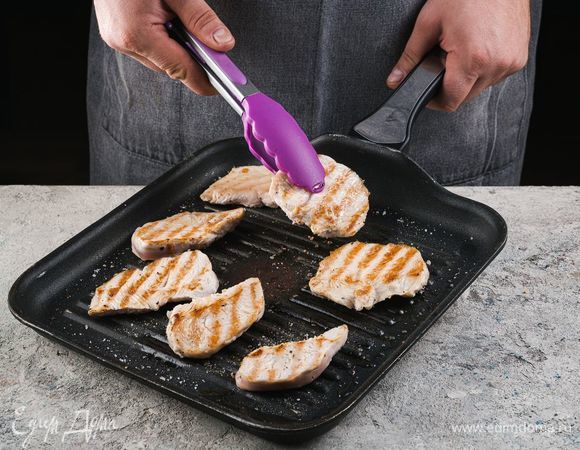 Грудку нарежьте тонкими слайсами. Обжарьте на разогретой сковороде, политой маслом. Не забудьте посолить и поперчить.