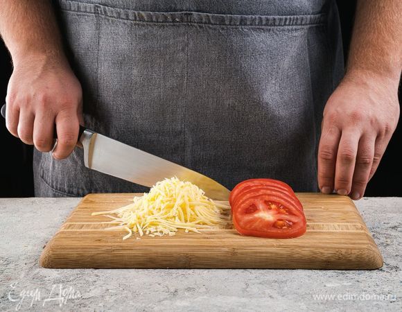 Нарежьте помидоры кружочками, сыр натрите на крупной терке.