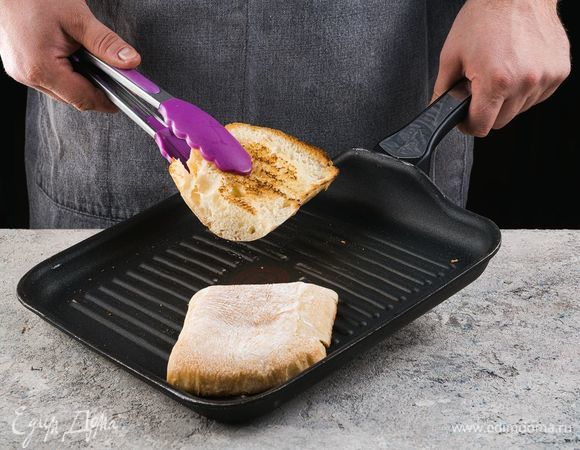 Чиабатту разделите на две частие и подсушите на сковороде-гриль.