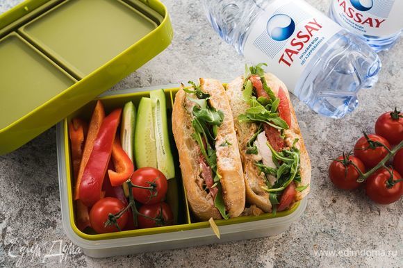 Положите чиабтту в контейнер вместе со свежими овощами и возьмите с собой негазированную воду Tassay.