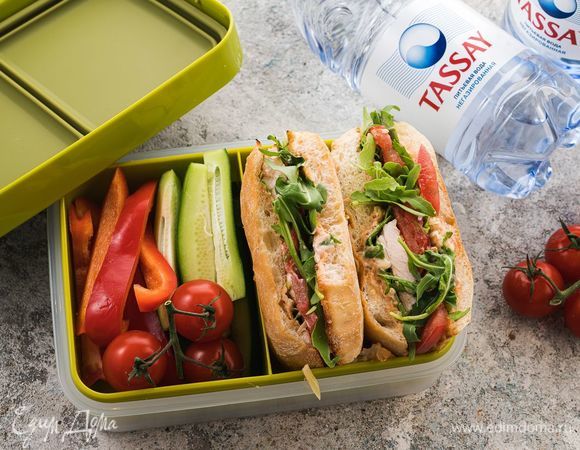 Положите чиабтту в контейнер вместе со свежими овощами и возьмите с собой негазированную воду Tassay. 