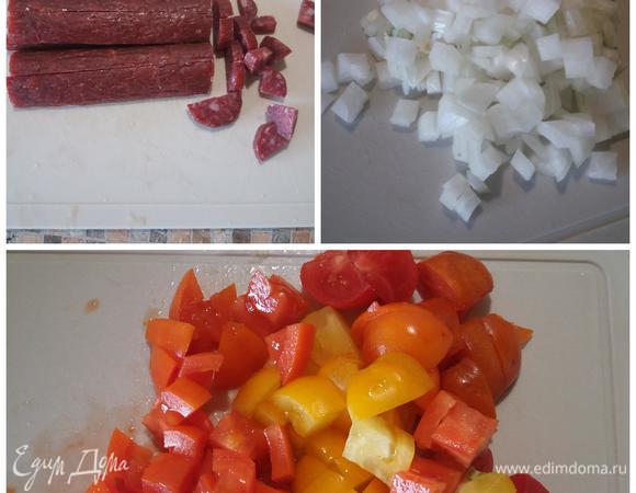 Колбасу, лук, томаты нарезать кубиком. Желающие могут снять кожицу с томатов.