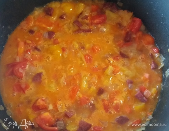 Приготовить соус: колбасу обжарить, добавить лук и пассеровать до прозрачности лука. Добавить томаты, соль, паприку, имбирь, тушить до мягкости томатов.