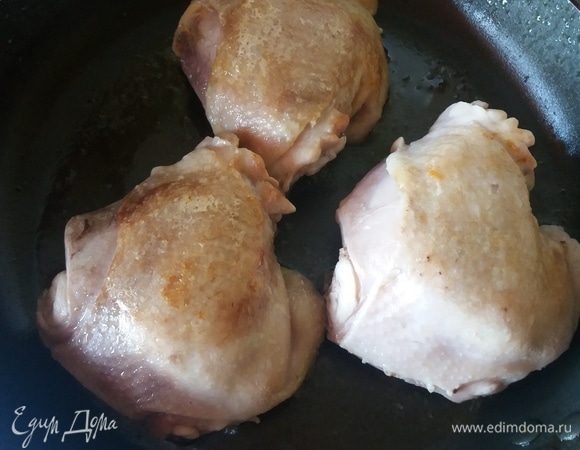 Бедра обжарить до золотистой корочки.
