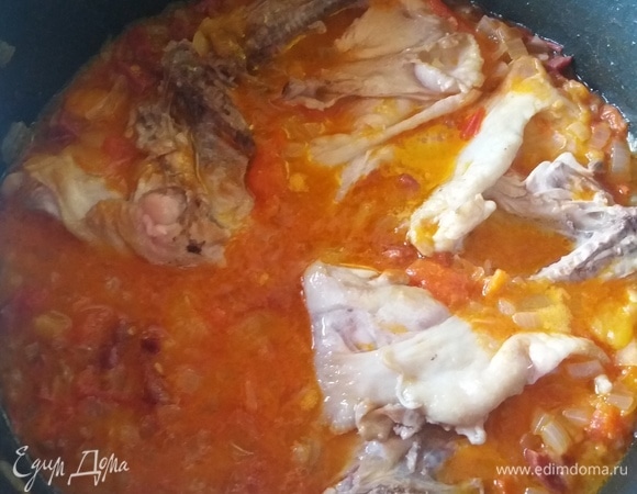 Положить бедра в кастрюлю с соусом и тушить 40 минут.