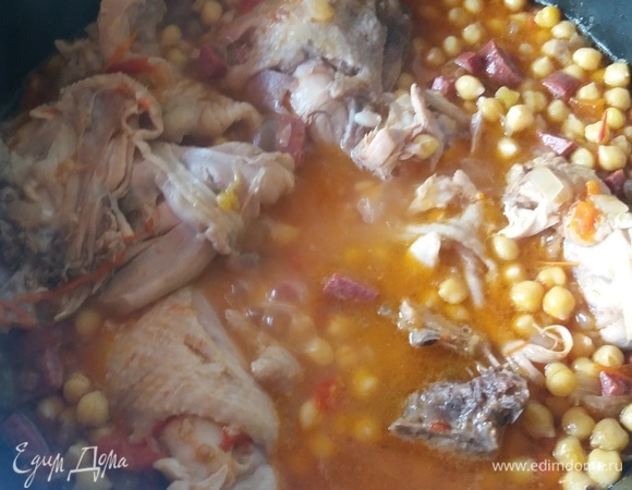 Добавить нут, посолить по вкусу, тушить все вместе 20 минут.