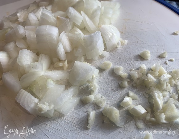 Мелко нарежьте лук и чеснок.