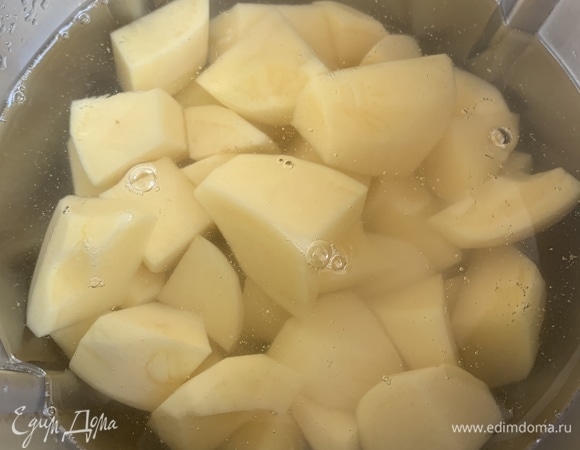 Картофель почистите, разрежьте на четвертинки и сварите. Его лучше немного переварить.