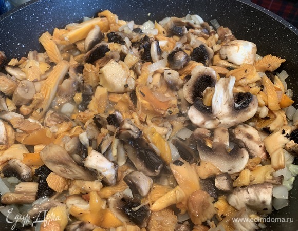 Добавьте грибы, посолите и поперчите. Жарьте до тех пор, пока не выпарится вся жидкость.