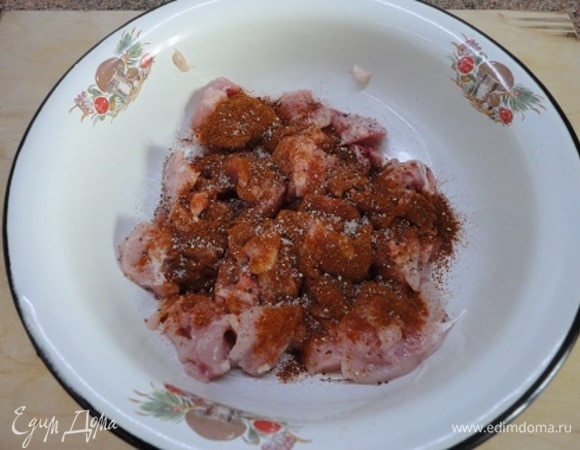 Нарежьте курицу кусочками размером на один укус. Посыпьте паприкой, посолите и поперчите. Перемешайте и отставьте.