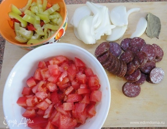 Помидоры очистить от кожицы и нарезать средними кубиками. Чоризо, перец и лук нарезать.