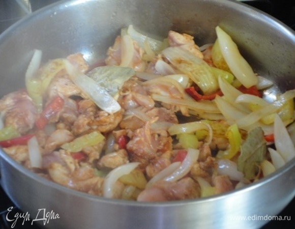 Добавьте курицу и жарьте еще 3 минуты.
