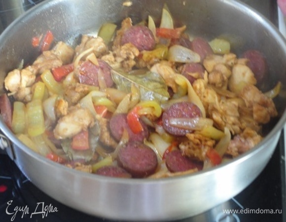 Добавьте колбасу и чеснок и жарьте 2 минуты.