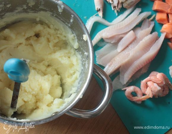 Отварите картофель до готовности, слейте воду и добавьте сливочное масло. С помощью толкушки превратите картофель в пюре и в самом конце влейте сливки. Количество сливок намеренно указано маленькое: если пюре будет слишком мягкое, оно сильно расползется на дальнейшем этапе. Поэтому добавляем совсем чуть-чуть сливок.