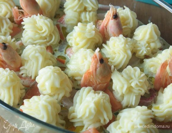 Переложите пюре в кондитерский мешок и с помощью насадки отсадите пюре поверх рыбы. Украсьте целыми креветками и полейте оливковым маслом.