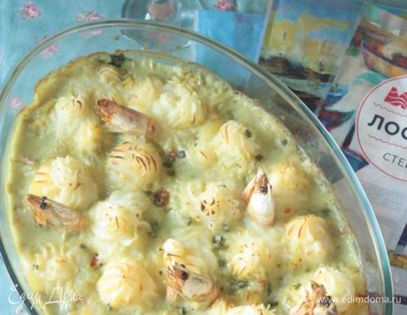 Готовый пирог сразу из духовки подавайте на праздничный стол! Можно украсить свежей зеленью и сопроводить вином на выбор. Приятного аппетита!