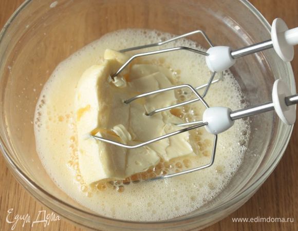 Взбейте яйца с солью и сахаром. Во взбитые яйца добавьте размягченное сливочное масло (его необходимо достать из холодильника за полчаса до начала готовки).