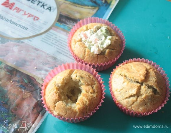 Кексы остудите и аккуратно выньте сердцевинку. Аккуратно наполните кексы начинкой.