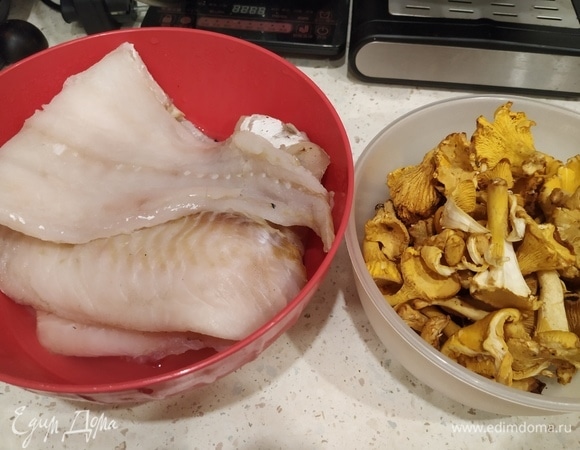 Разогреваем духовку до 150°C, нарезаем филе трески, солим и перчим.