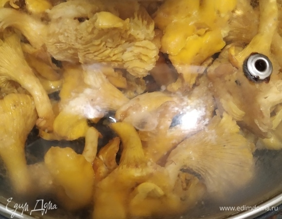 Добавляем в лисички сливочное масло, увеличиваем огонь до максимума и обжариваем минут 5, посыпаем мукой и обжариваем еще минуты 2, помешивая.