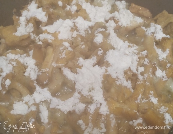 Вливаем в сковородку жидкость из-под лисичек. Когда она загустеет, вливаем сливки и перемешиваем, доводим до кипения, солим и перчим, снимаем с огня.